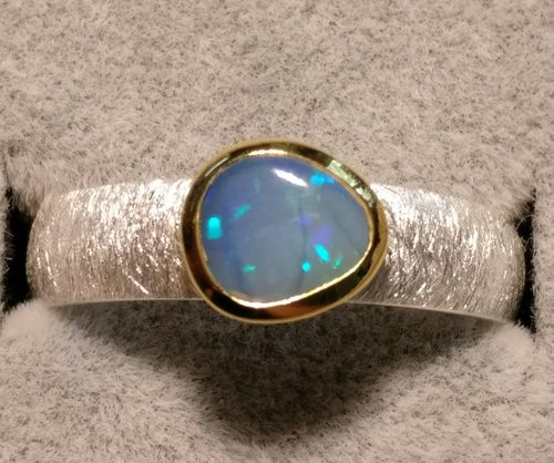 Ring mit australischem Opal